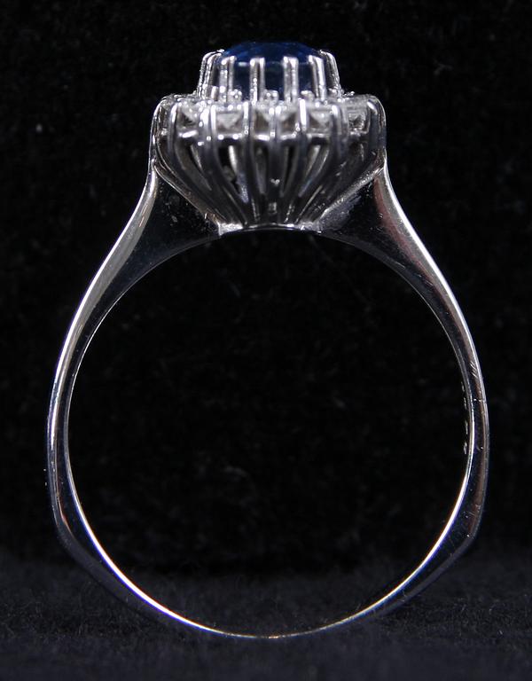 CARMOSERING, vitguld, 12 st briljanter samt safir. 1.01 ct enl inskription.