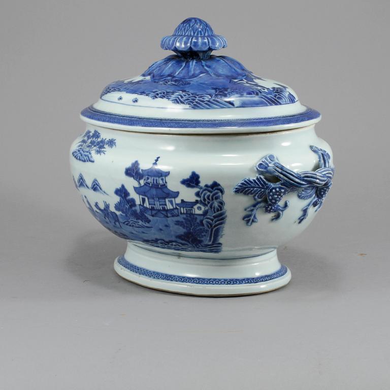 TERRIN, porslin, Kina, omkring år 1800.