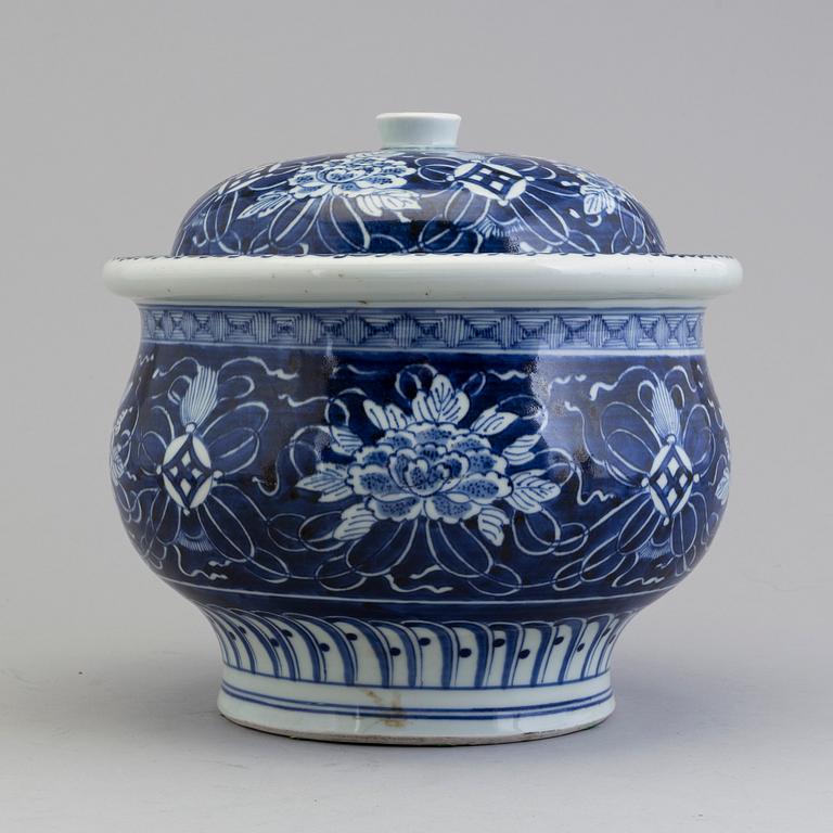 A large Chinese blue and white porcelain tureen with cover, Qing dynasty, 19th century.