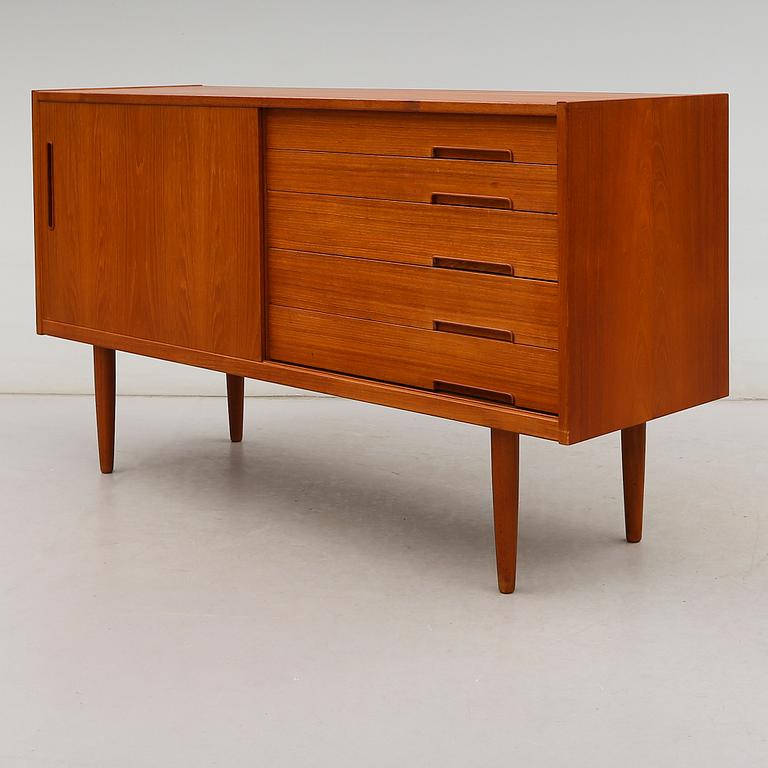 SIDEBOARD, "Lyon", Nils Jonsson, Troeds, 1900-talets andra hälft.