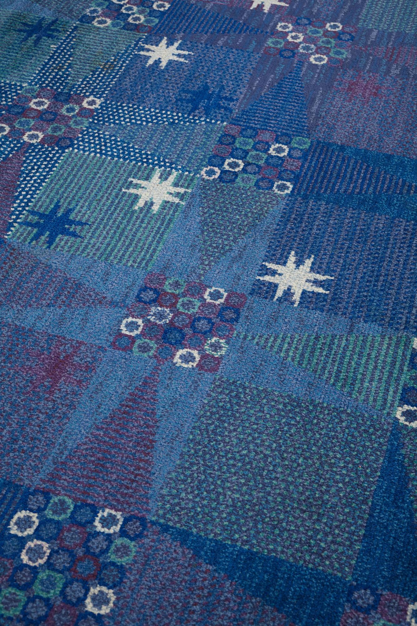 Barbro Nilsson, matta, "Stjärnflossan, blå", flossa, ca 250-253 x 249-253 cm, signerad AB MMF BN.