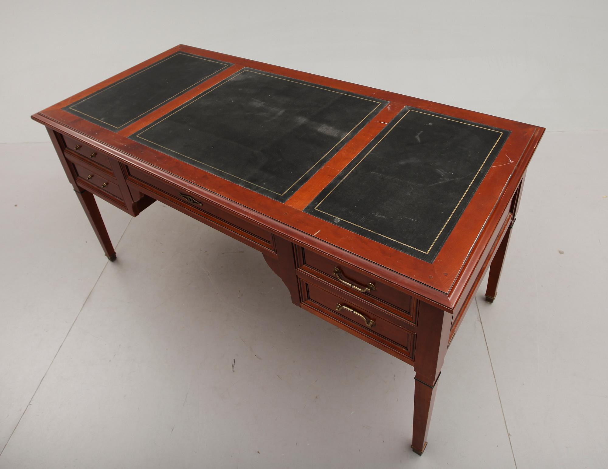 SKRIVBORD, gustaviansk stil, 1900-talets andra hälft.