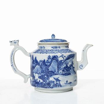 A blue and white tea pot with cover and serving dish, Qing dynasty, Qianlong (1736-95).