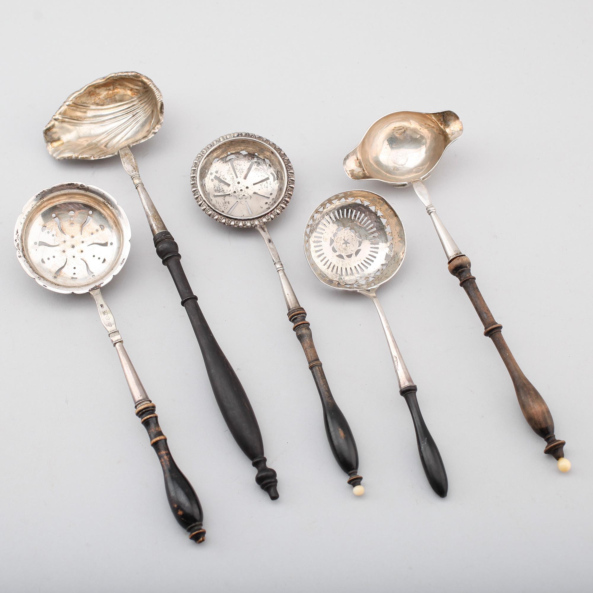 SÅSSLEVAR, 2 st samt STRÖSKEDAR, 3 st, silver, svenska stämplar, 1800-tal.