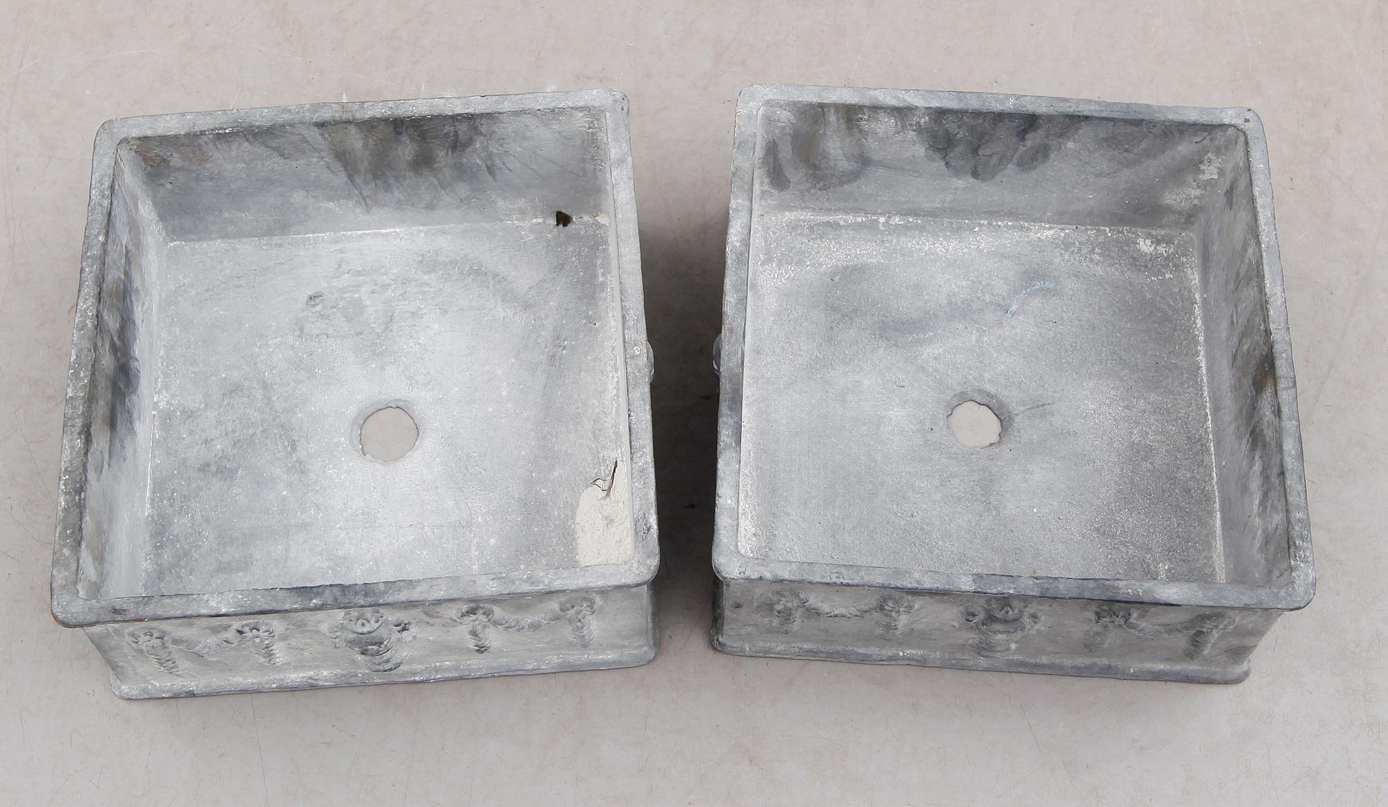 BLOMSTERJARDINJÄRER, 1 par, gjutjärn, modern tillverkning.