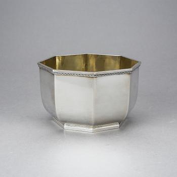 SKÅL, sterlingsilver, Borgila, Stockholm, 1953. Vikt ca 370g.