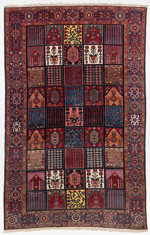 Carpet, Bakhtiari. approx. 333 x 210 cm.