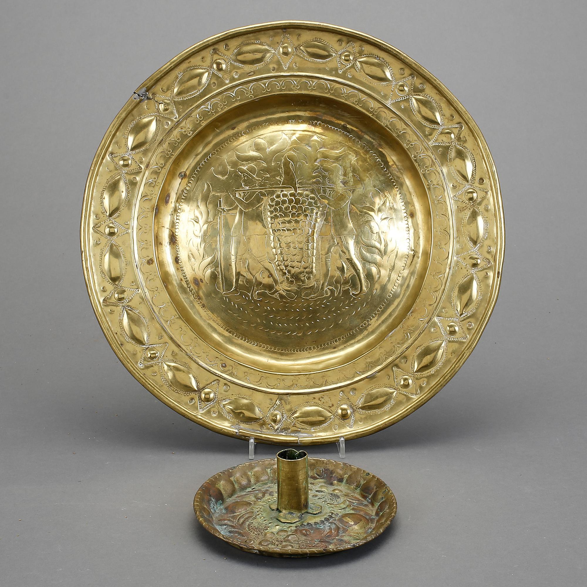 DOPSFAT samt LJUSSTAKE, mässing. Barock. Nordeuropa 1600/1700-tal.