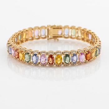 Armband med ovala multifärgade safirer och små briljantslipade diamanter.