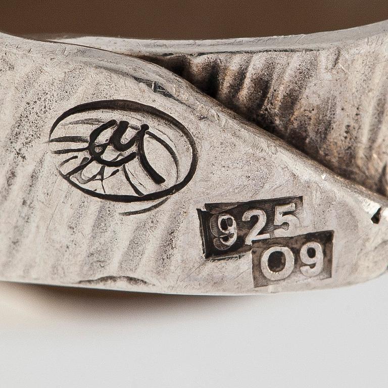 Eila Minkkinen, sormus, karhu, sterlinghopea, 2015.