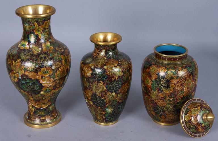 LOCKURNA samt VASER, 2 st, cloisonne, 1900-tal.