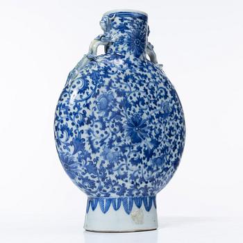 Miniatyrer, fem stycken, porslin. Qingdynastin, 1700-tal.