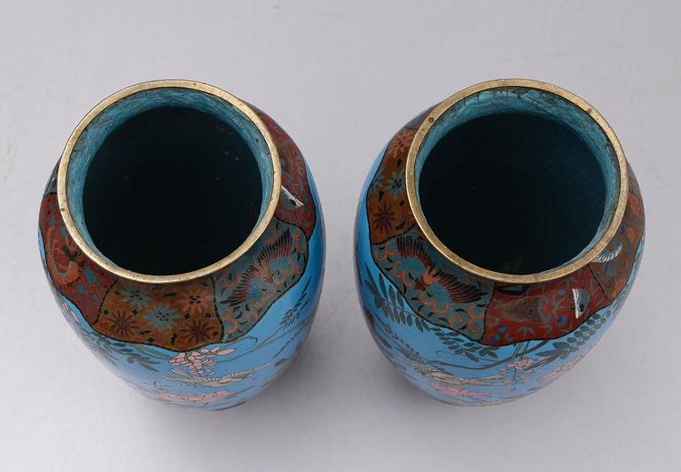 VASER, 1 par, emaljarbeten, Kina/Japan, 1900-talets första hälft.