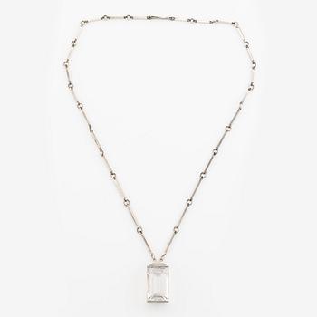 475. Wiwen Nilsson, collier, sterlingsilver med trappslipad bergkristall, Lund 1942.