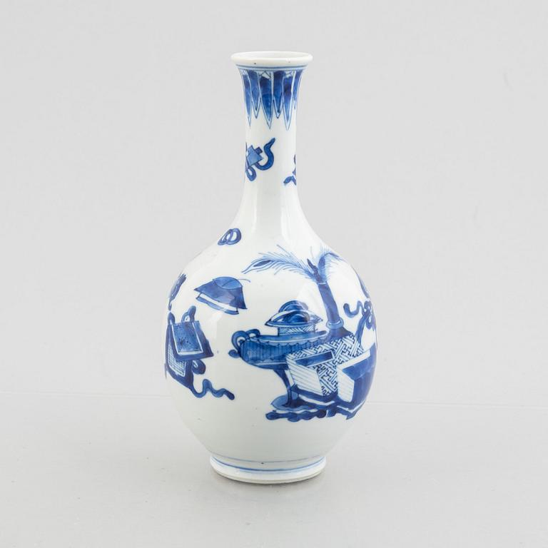 A Chinese blue and white porcelain vase, late Qing dynasty/around 1900.