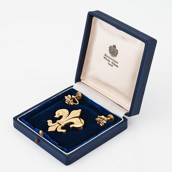 Wiwen Nilsson, a fleur de lis brooch and pair of earrings in 18K gold,  Lund 1966 and 1967.