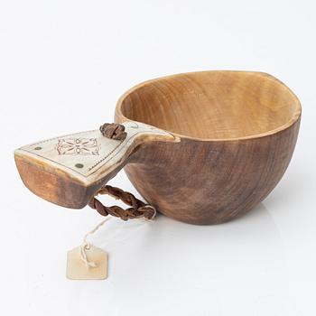 Knivar 4 st, oidentifierade slöjdare, samt en kåsa av Bengt Olav Unga.