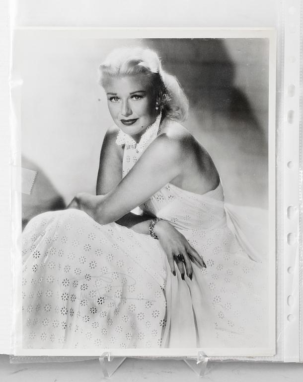 FOTOGRAFIER MED AUTOGRAFER, Ginger Rogers samt Brigitte Bardot, 1900-tal.