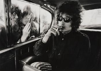 112. Berry Feinstein, “Bob Dylan, Fans Looking in Limo, London”, 1996.