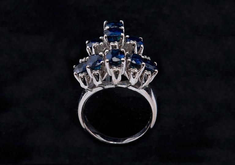 A RING, 8/8 cut diamonds ca 0.11 ct. sapphires ca 5 ct. 18K whitegold. Weight 10,5 g.