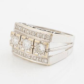 Ring, 18K white gold, set with three brilliant-cut diamonds and octagonal-cut diamonds.