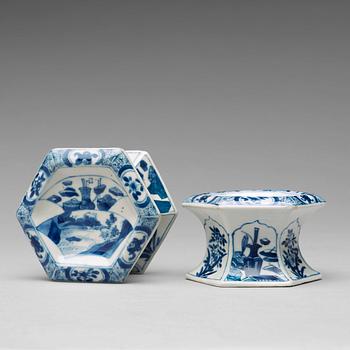A pair of blue and white salts, Qing dynasty, Kangxi (1662-1722).