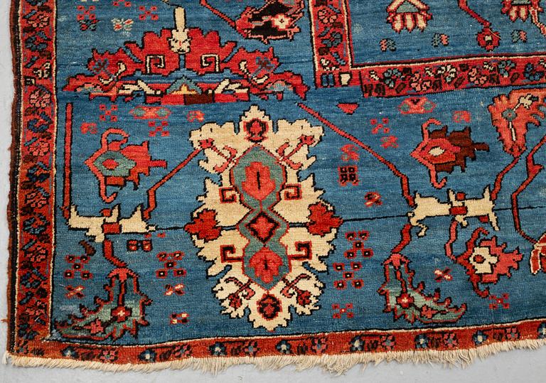 A carpet, antique Heriz/Bakshaish, ca 633-645 x 321-328,5 cm.