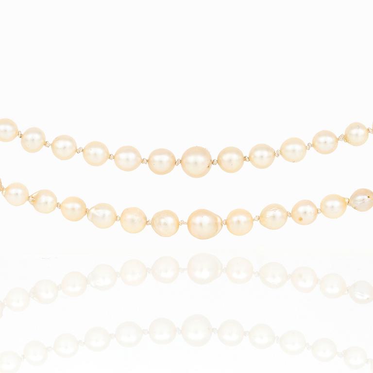 PÄRLCOLLIER, sötvattenspärlor, låset i 18K guld med granater, J G Kilberg, Stockholm, 1886. Total vikt ca 29 g.