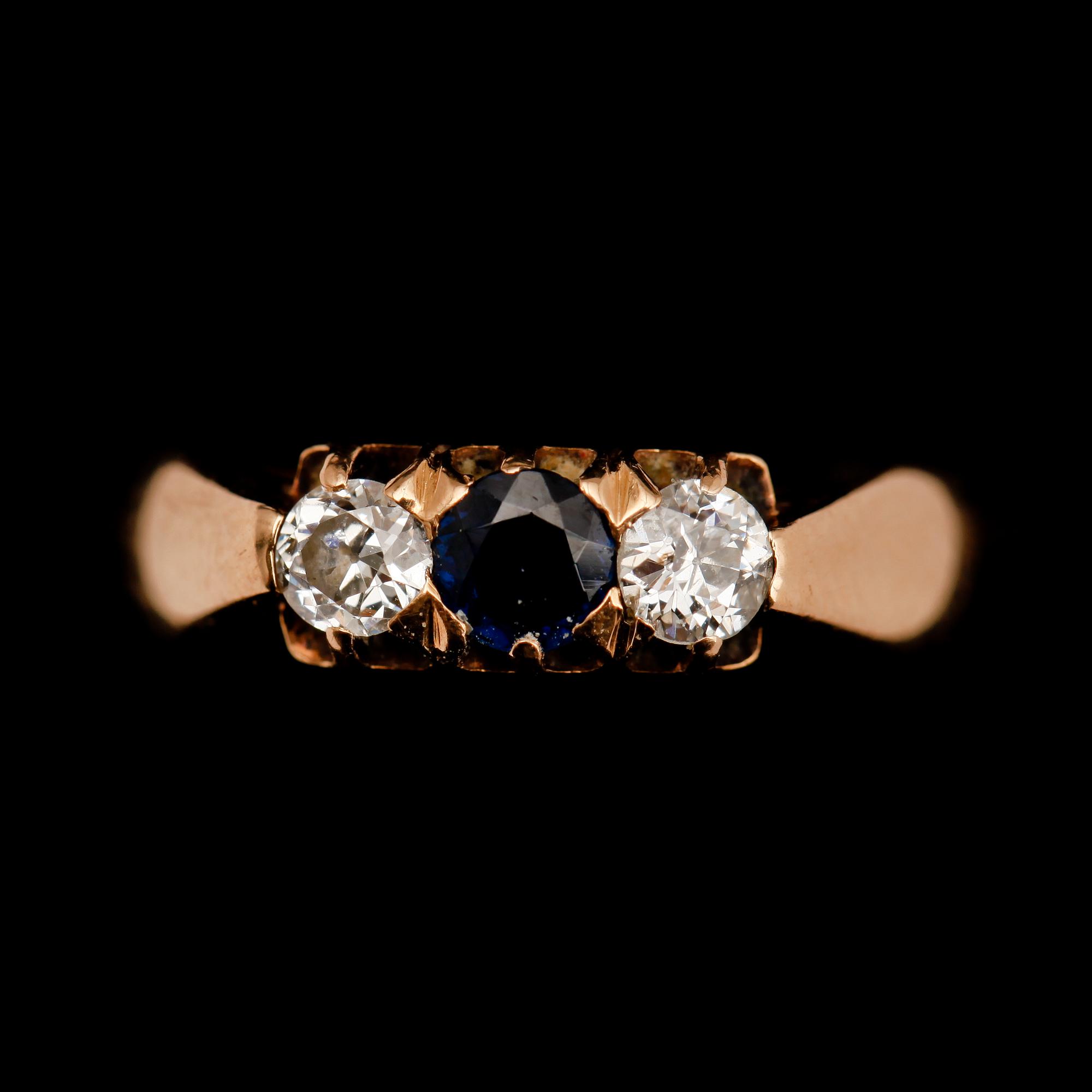 RING, 18 k, med 2 briljanter samt safir, CG Hallberg.