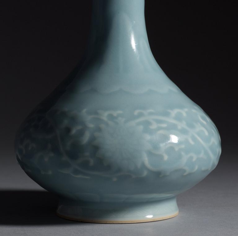 A clarie de lune glazed vase, late Qing dynasty with Qianlong seal mark.