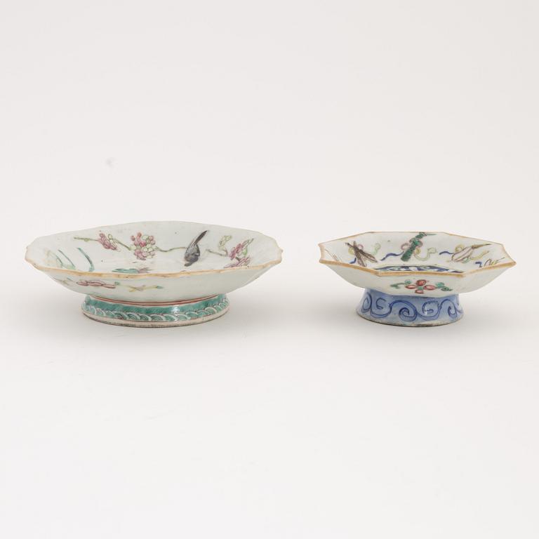 A set of two serving dishes and a teapot, 19th/20th century.