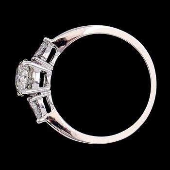 RING, 18K vitguld, diamanter tot ca 1.32 ct.