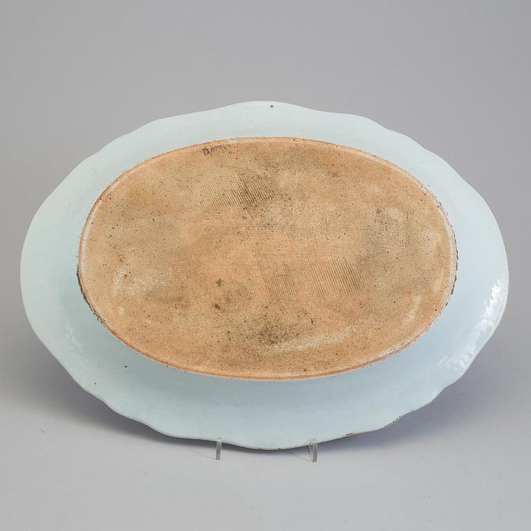 A blue and white porcelain platter, Qing dynasty, Qianlong (1736-95).