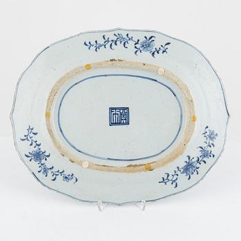 A Chinese export porcelain serving dish, Qing dynasty, Qianlong (1736-95).