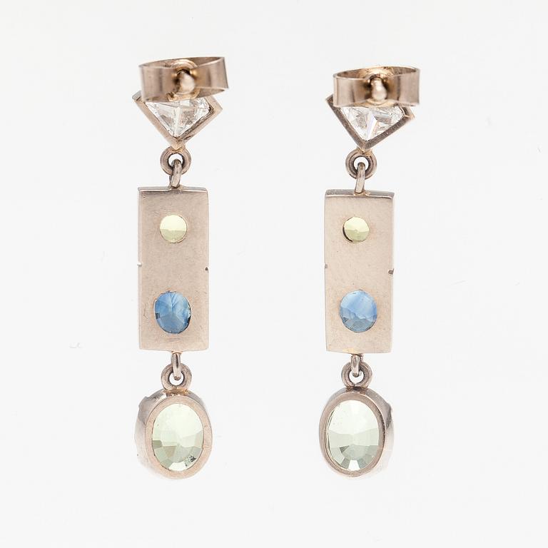 A pair of 14K white gold earrings with diamonds ca. 0.78 ct in total, sapphires and chrysoberylles.