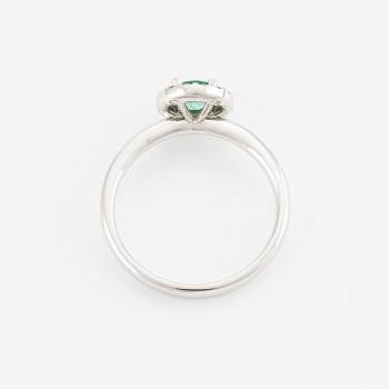 Ring in 18K gold with a faceted emerald and round brilliant-cut diamonds.