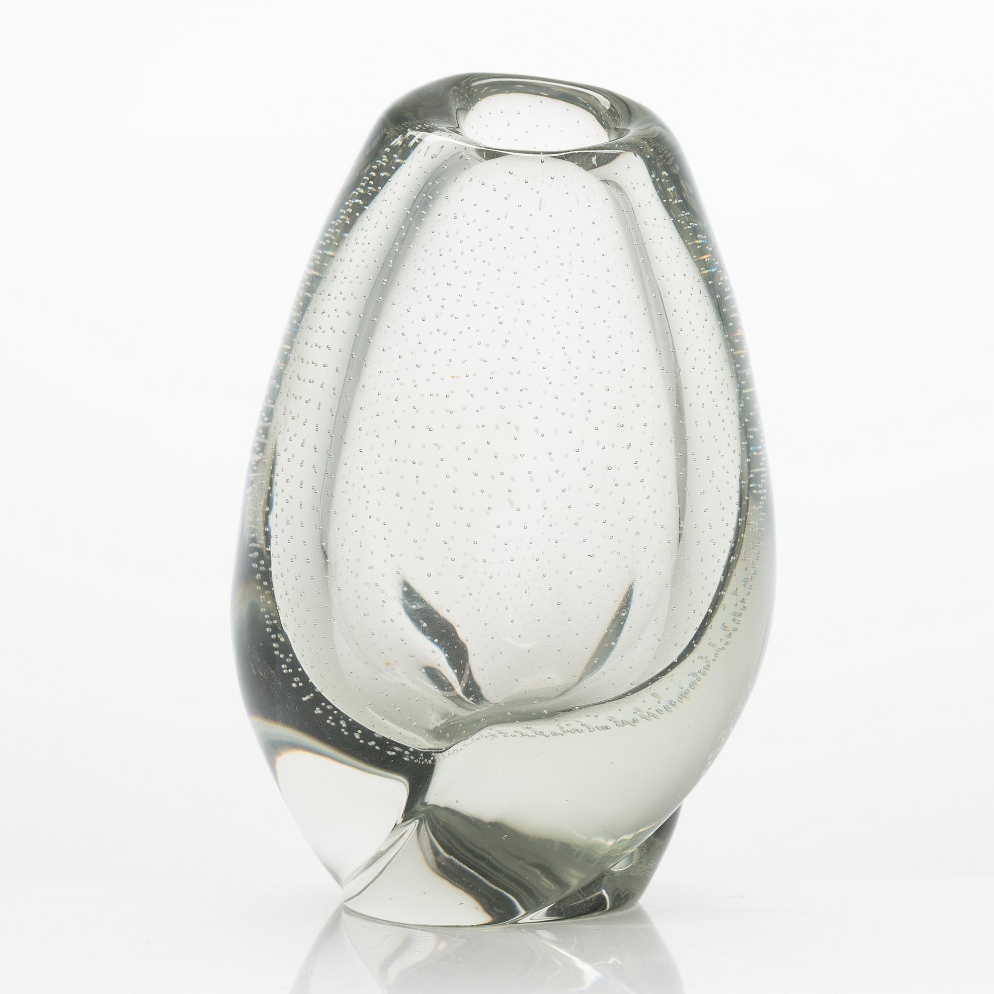 Gunnel Nyman,  A 'Chiffon' vase signed G. Nyman, Nuutajärvi Notsjö.