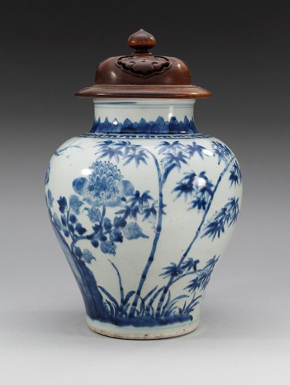 A blue and white Transitional jar, 17th Century.