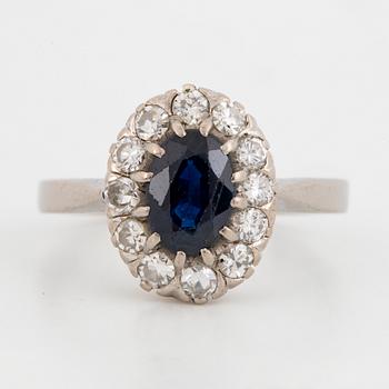 CARMOSERING,  18K vitguld med safir och diamanter.