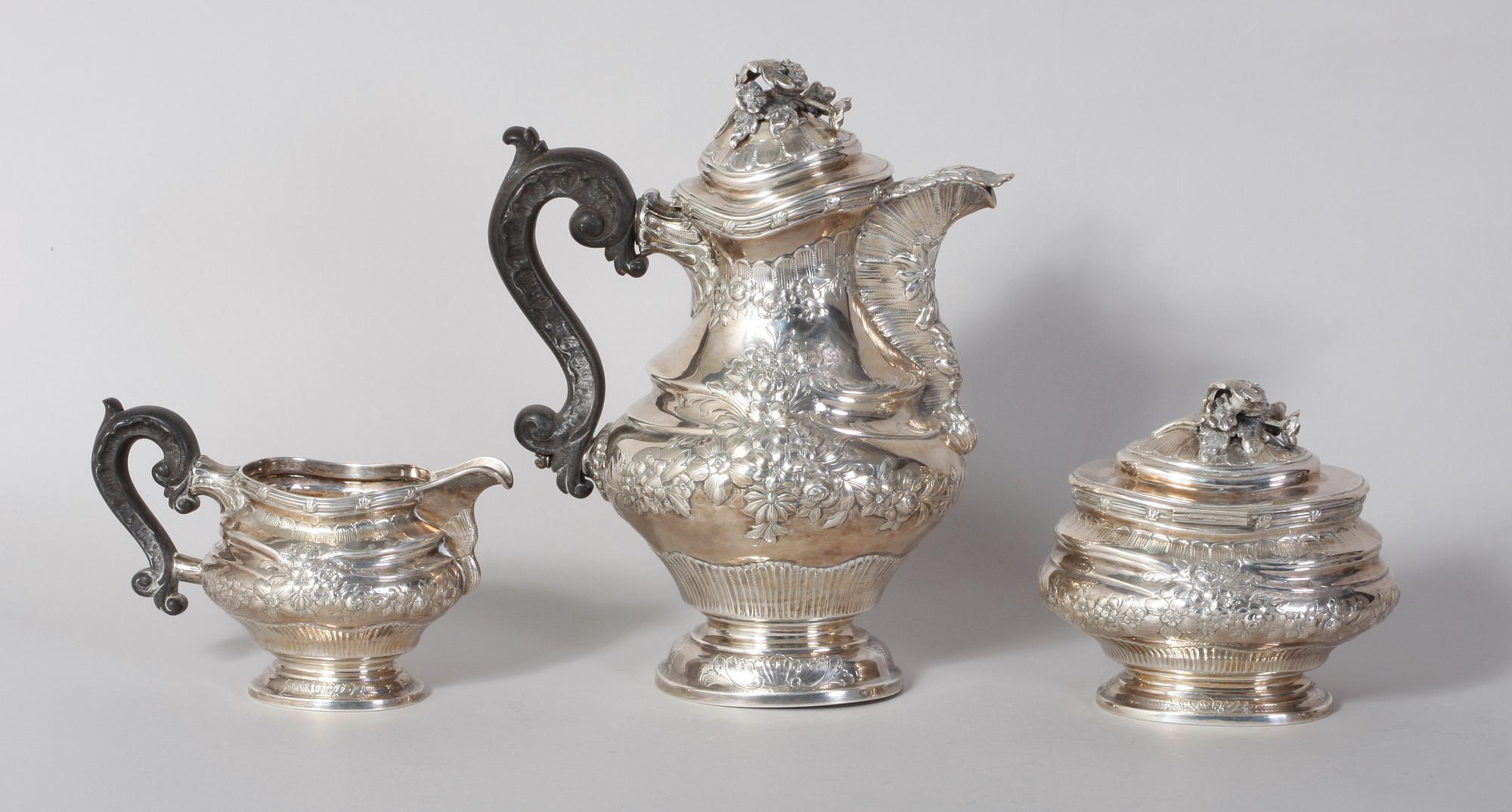 KAFFESERVIS, 3 delar. Sterlingsilver. Rokokostil.