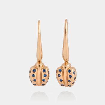 1063. A pair of Faraone earrings in 18K gold set with faceted sapphires.