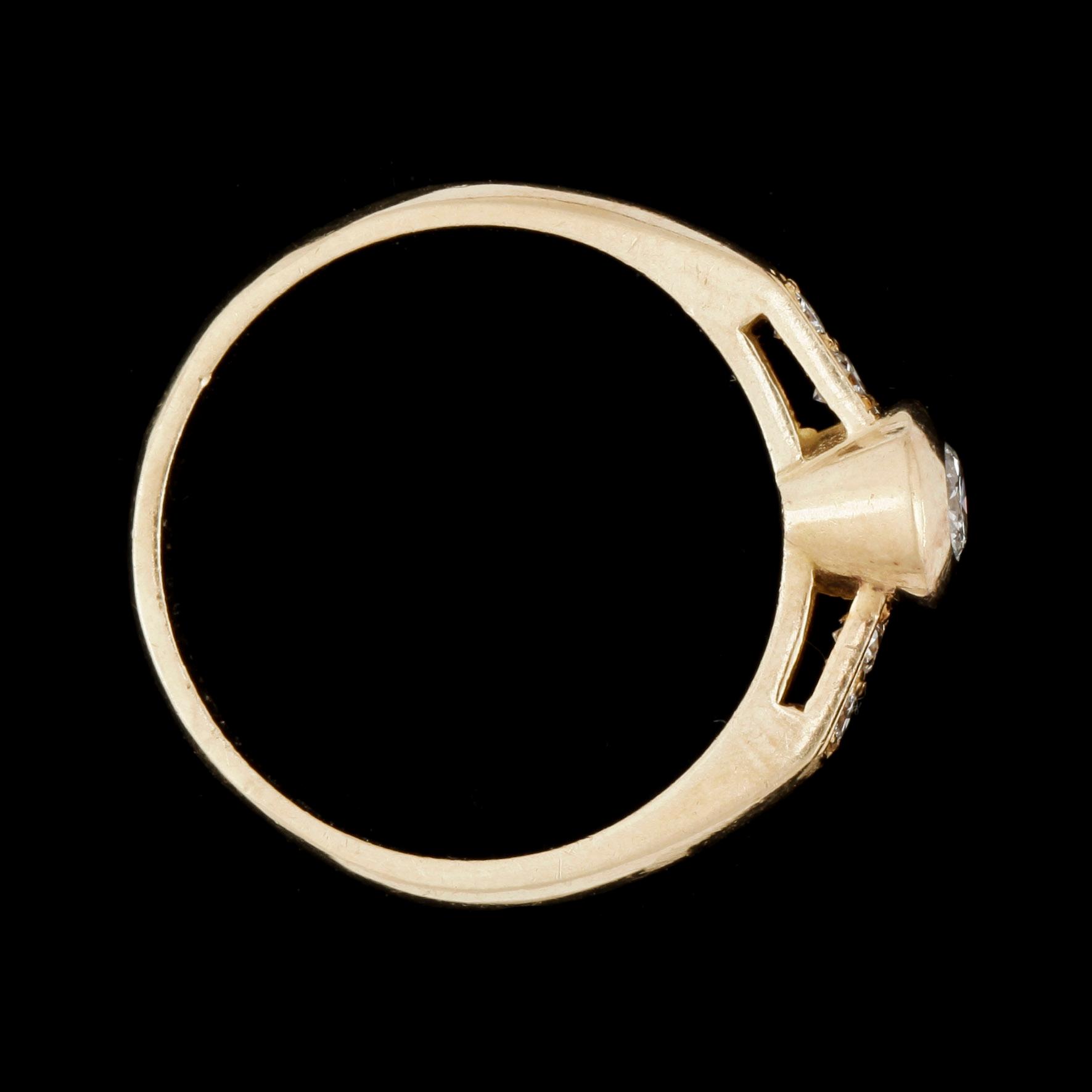 RING, lägst 18k guld med briljantslipade diamanter tot ca0,27ct. Vikt 3,7g.