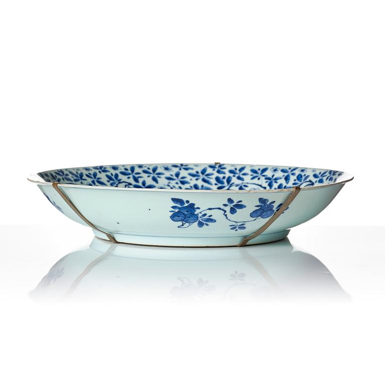 A blue and white dish, Qing dynasty, Kangxi (1662-1722).