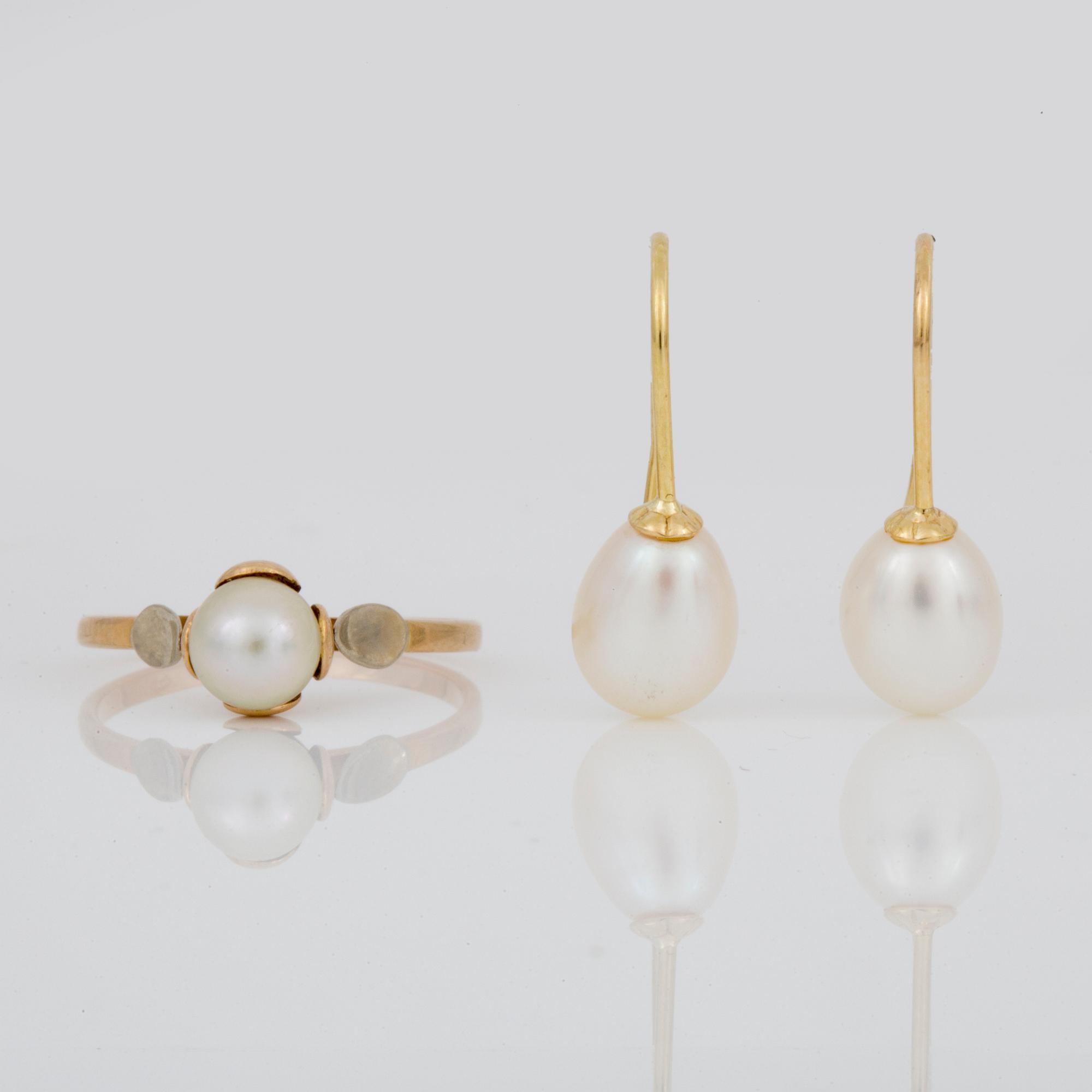 RING samt ÖRHÄNGEN, ett par, med odlade pärlor, 18K guld.