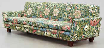 SOFFA, klädd med tyget "Compton" av William Morris, omkring 1900-tal.