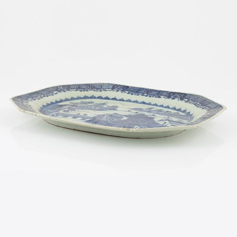 A blue and white Chinese porcelain charger, Qing Dynasty, Qianlong (1736-95).