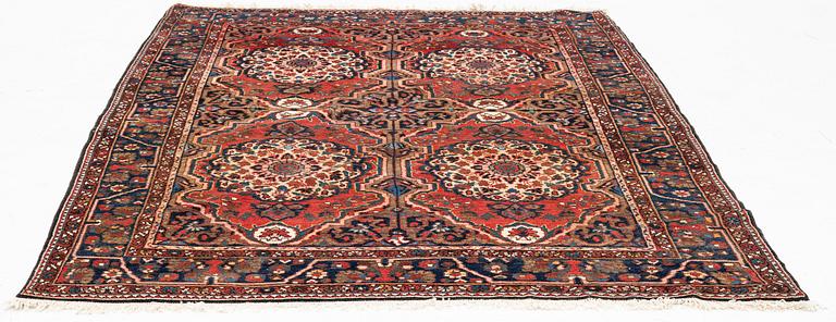 Carpet, Mahal/Bakhtiari, 150 x 218 cm.