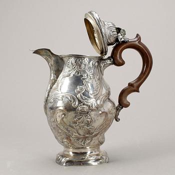 KAFFEKANNA, silver, nyrokoko, Gustav Möllenborg, Stockholm, 1823-1850. Vikt 1158 gram.