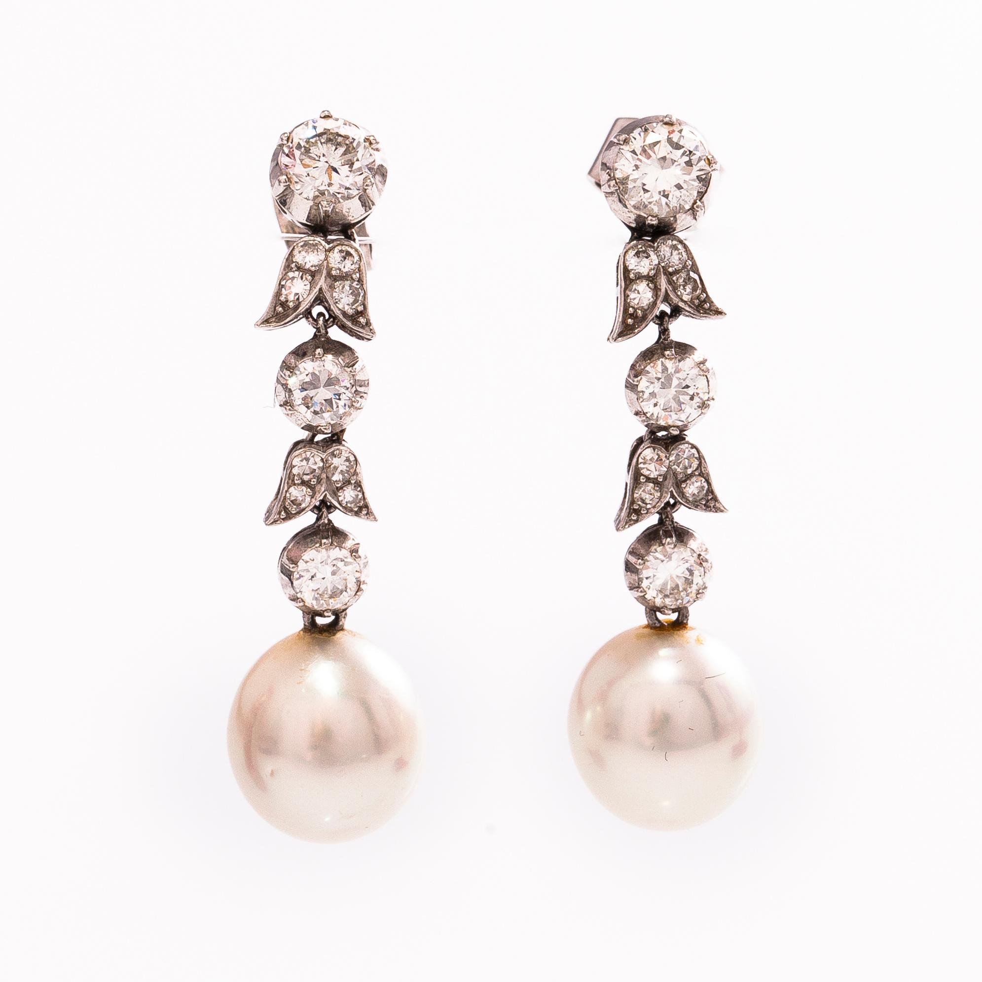 A pair of 18K white gold earrings with cultivated pearls and diamonds ca. 1 ct in total.