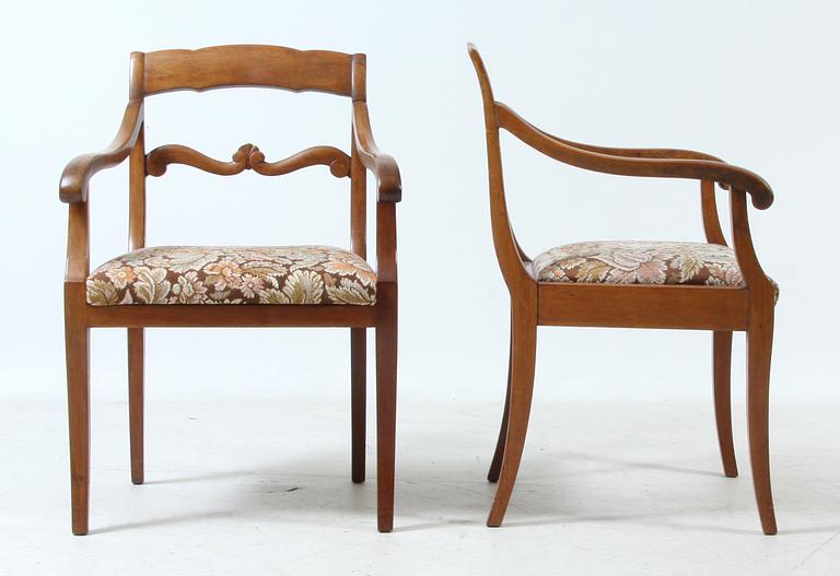 KARMSTOLAR, ett par, 1900-talets första hälft.